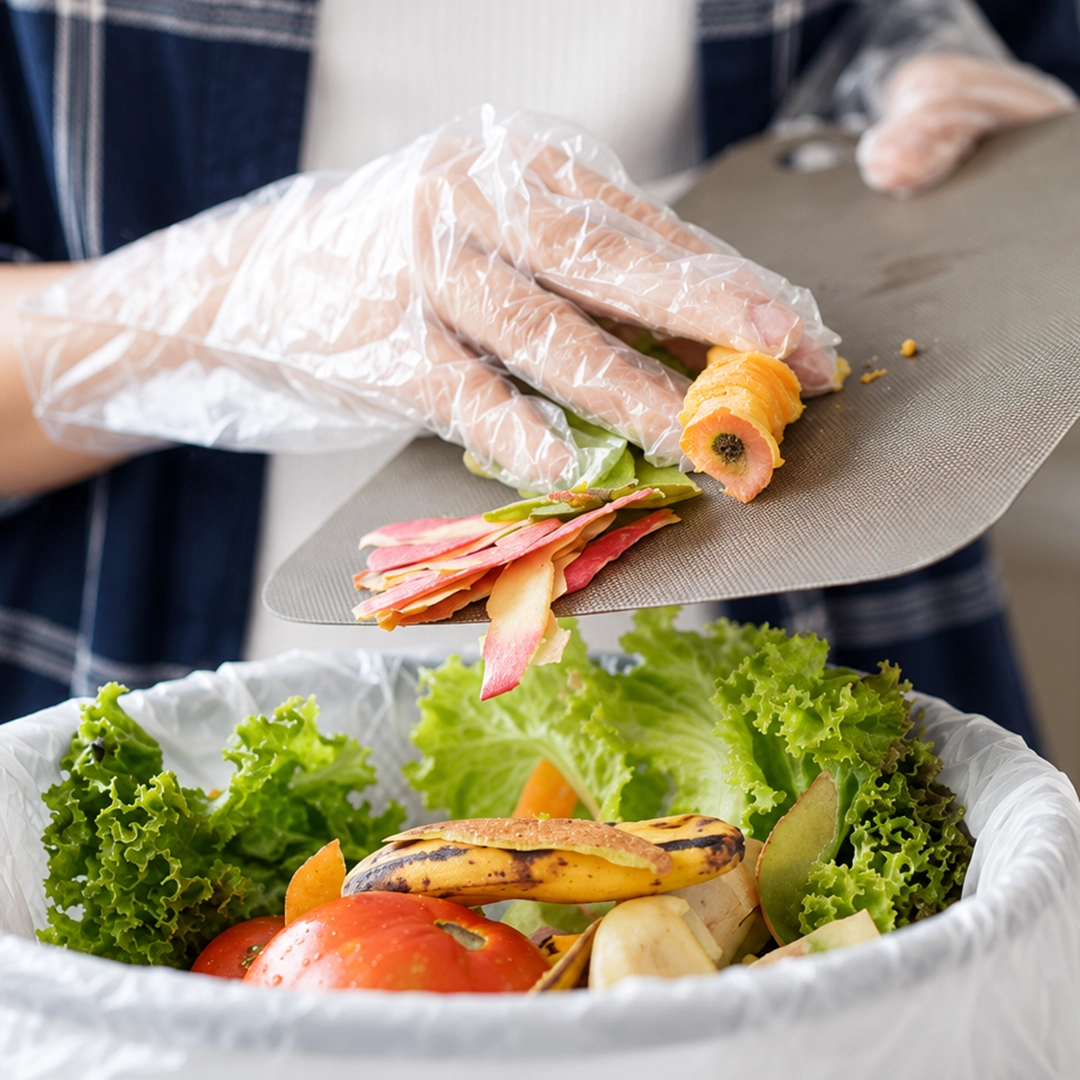 Sisa makanan berupa salad dan lauk yang dibuang ke dalam wadah